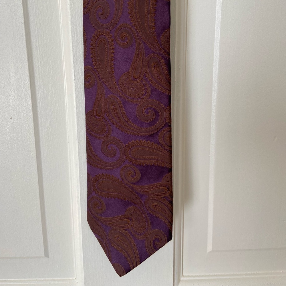 Hugo Boss Paisley Tie NWT (Burgundy/Wine/Eggplant coloring)